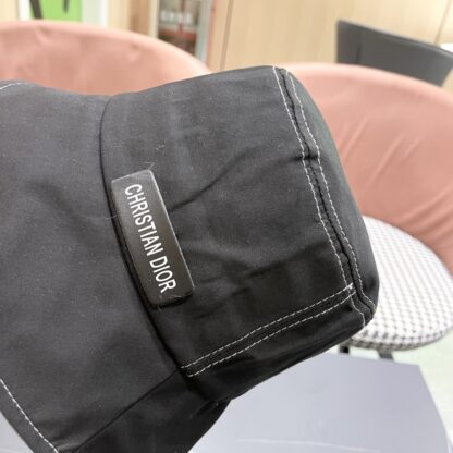 Dior's versatile bucket hat - Image 10