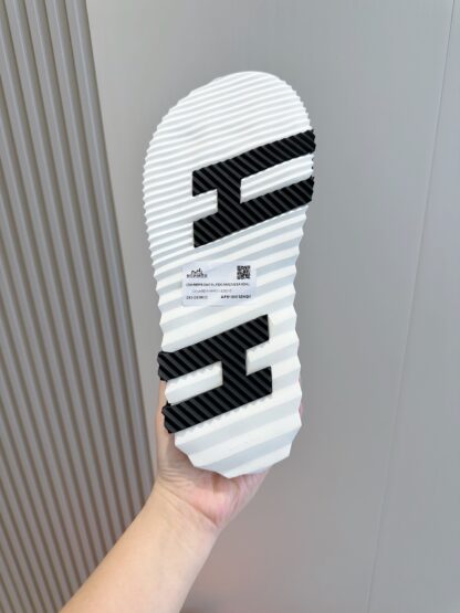 Hermès black and white men's cross ultra-light and comfortable slippers - Image 9