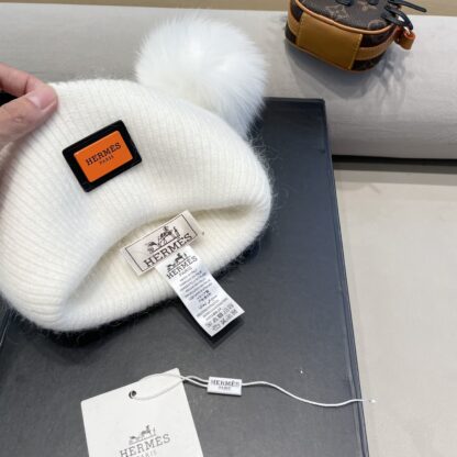 New Hermès fox fur knitted beanie - Image 9
