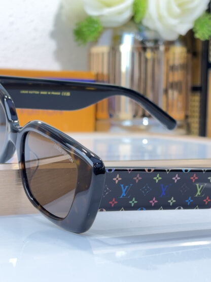 LOUIS VUITTON Fashion Sunglasses - Image 10
