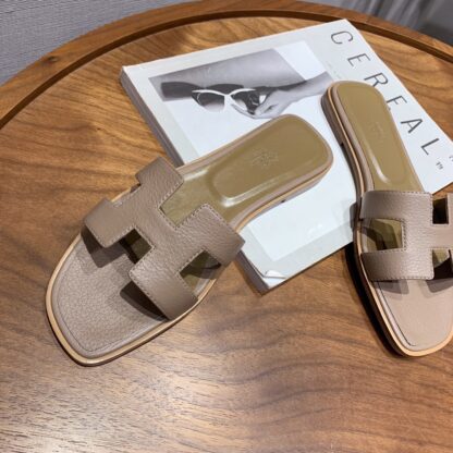 Hermès pink apricot classic lychee leather handmade flat slippers - Image 9