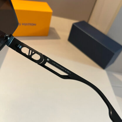 LOUIS VUITTON Fashion Sunglasses - Image 10