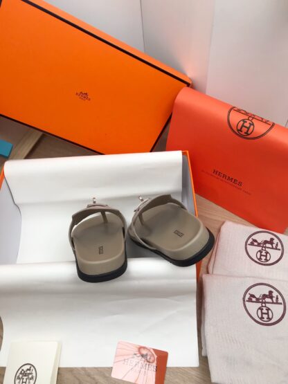 Hermès Spring and Summer New Comfortable Gray Pink Slippers - Image 9