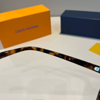 LOUIS VUITTON Fashion Sunglasses - Image 10
