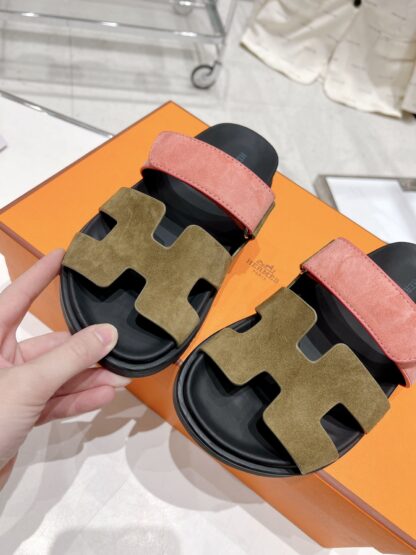 Hermès Spring and Summer New Green and Pink Comfortable Slippers - Image 9