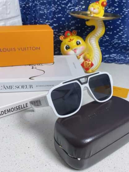 LOUIS VUITTON Fashion Sunglasses - Image 10