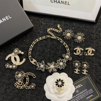 Chanel Vintage Daisy Flower Black Leather Necklace - Image 10