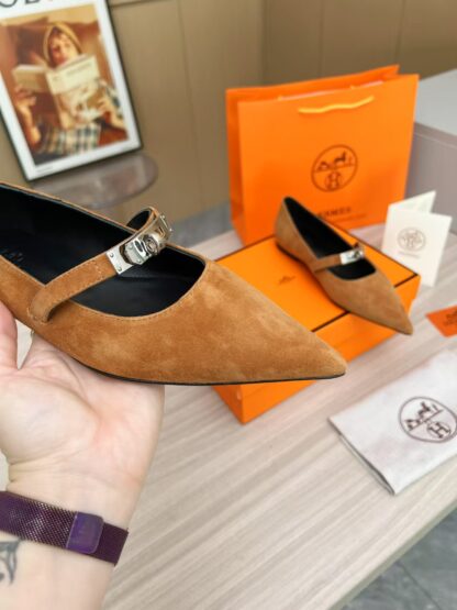 Hermès brown comfortable loafers are a must-have for vacation - Image 9