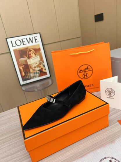 Hermès black thick heels are a must-have for vacations - Image 9
