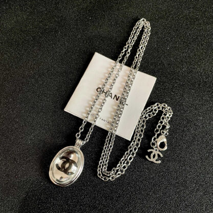 Chanel oval pendant vintage necklace - Image 7