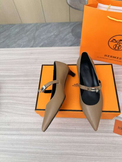 Hermès apricot-colored comfortable loafers are a must-have for vacation - Image 9