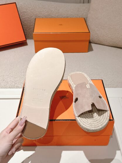 Hermès' latest light apricot-colored refreshing and comfortable straw slippers for spring and summer - Image 9