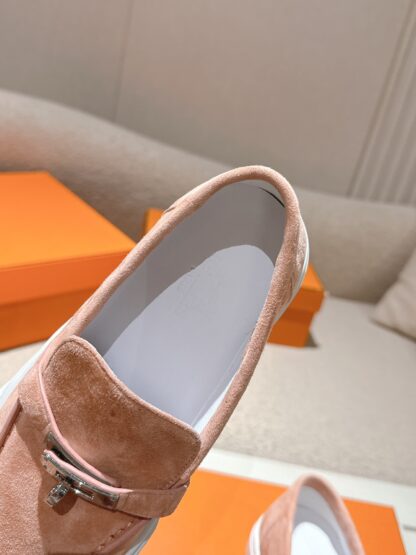 Hermès new kelly buckle thick-soled pink loafers - Image 9