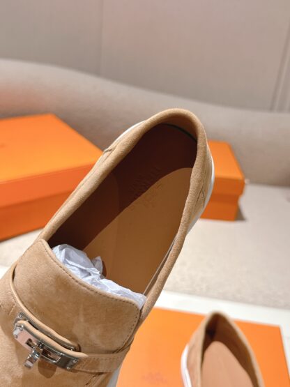Hermès new kelly buckle thick-soled apricot loafers - Image 9