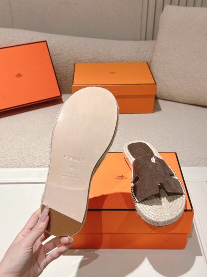 Hermès' latest spring and summer dark earth-colored refreshing and comfortable straw slippers - Image 9
