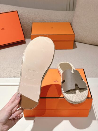 Hermès' latest spring and summer gray apricot refreshing and comfortable straw slippers - Image 9