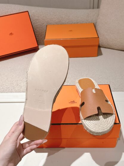 Hermès' latest orange refreshing and comfortable straw slippers for spring and summer - Image 9