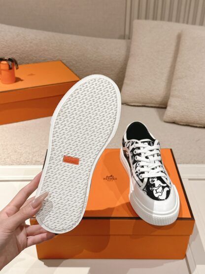 Hermes couple black and white fashion retro casual skateboard shoes - Image 9