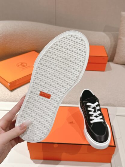 Hermes black and white couple's stylish casual skateboard shoes - Image 9