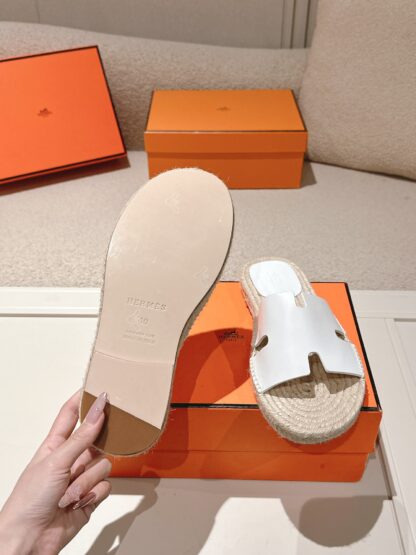 Hermès' latest white refreshing and comfortable straw slippers for spring and summer - Image 9