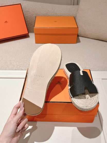 Hermès' latest black refreshing and comfortable straw slippers for spring and summer - Image 9