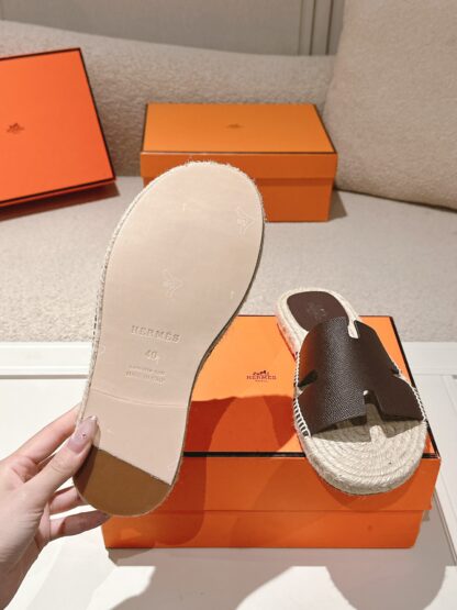 Hermès' latest pure brown refreshing and comfortable straw slippers for spring and summer - Image 9