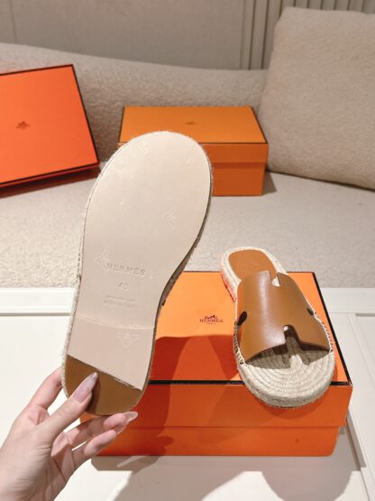 Hermès' latest light orange refreshing and comfortable straw slippers for spring and summer - Image 9