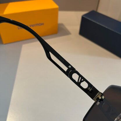 LOUIS VUITTON Fashion Sunglasses - Image 11