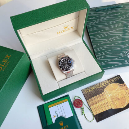 Rolex Submariner Green mechanical watch with a 39mm diameter and a black dial - Image 8